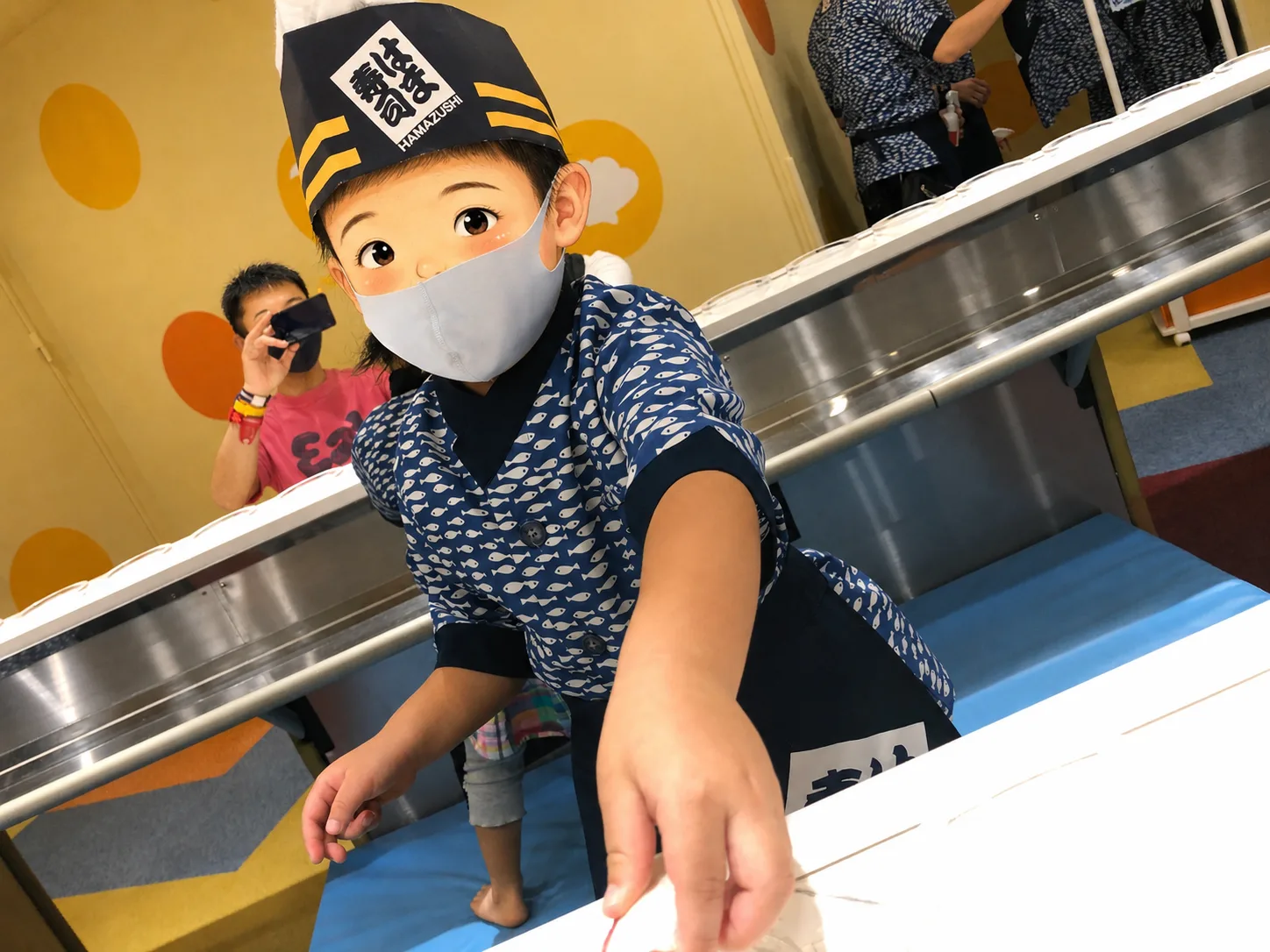 職業体験でお寿司づくりに挑戦。地域のお店にご協力いただいています