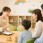 見学・説明会でスタッフが保護者に施設を案内しているイラスト