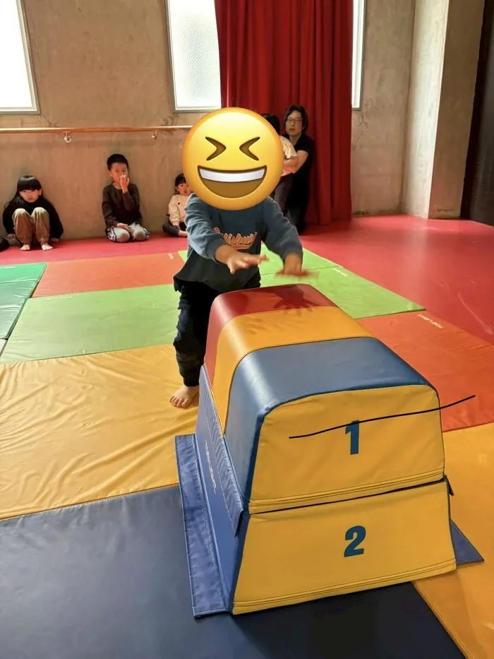 広い運動フロアでの跳び箱チャレンジ