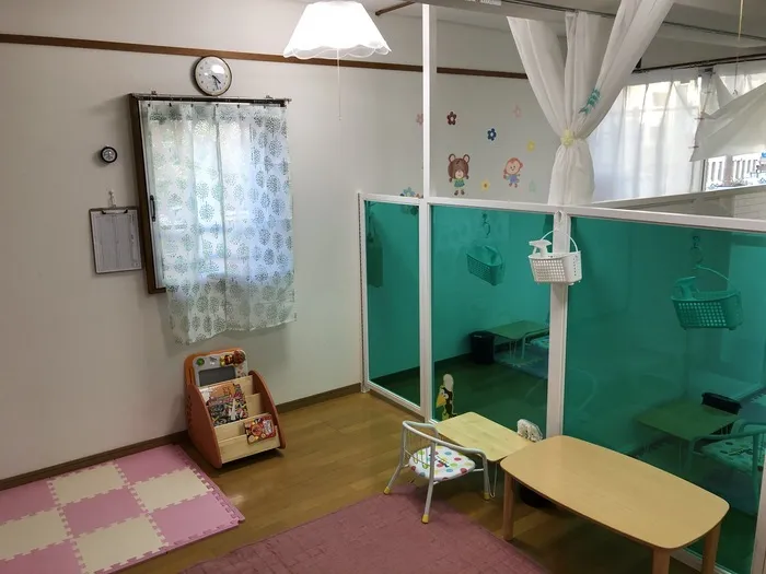 パーテーションで区切った個別療育スペース