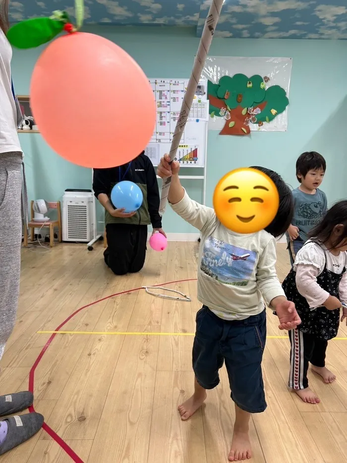 室内あそびの様子（風船あそび）