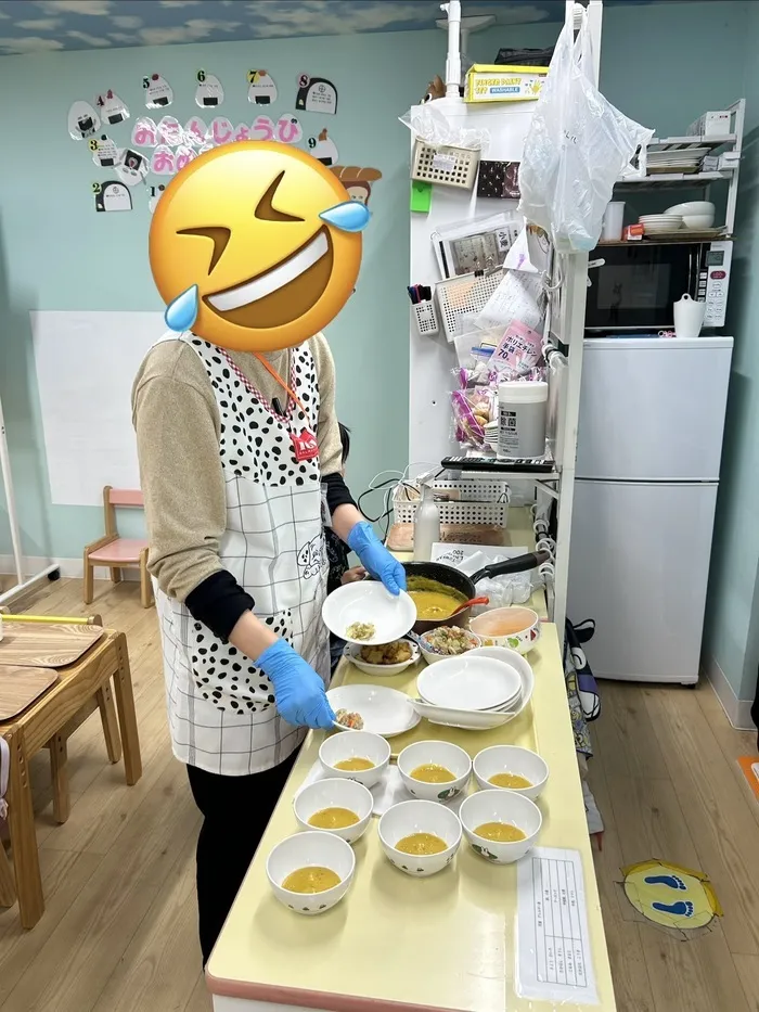 給食の配膳。食育担当が子どもたちの食事をサポートします