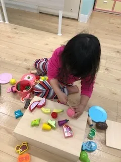 おままごとあそびで手先と想像力を育みます