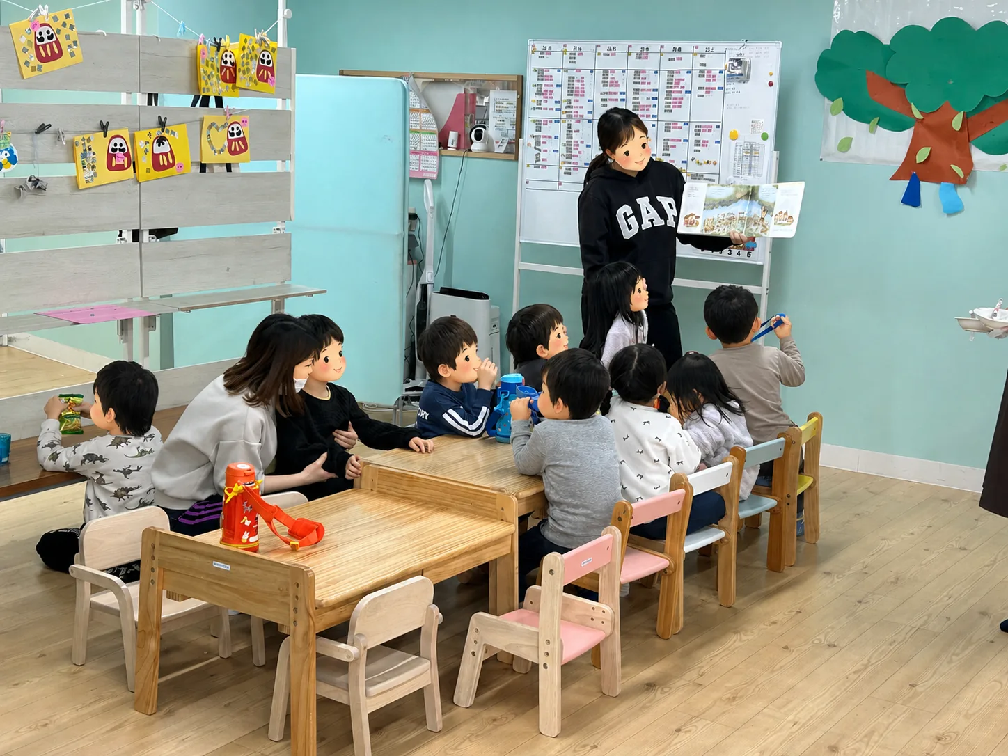 絵本の読み聞かせ。みんなで座って耳を傾ける時間です