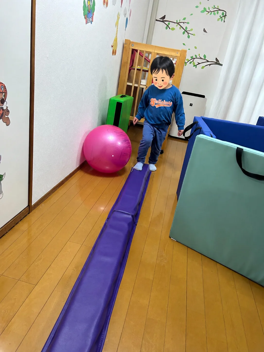 平均台を渡ってバランス感覚を育てる運動あそび
