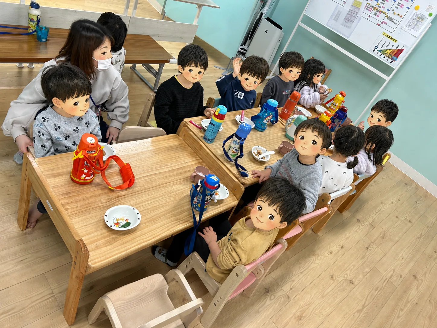 みんなでそろっておやつの時間。食事のマナーも一緒に学びます